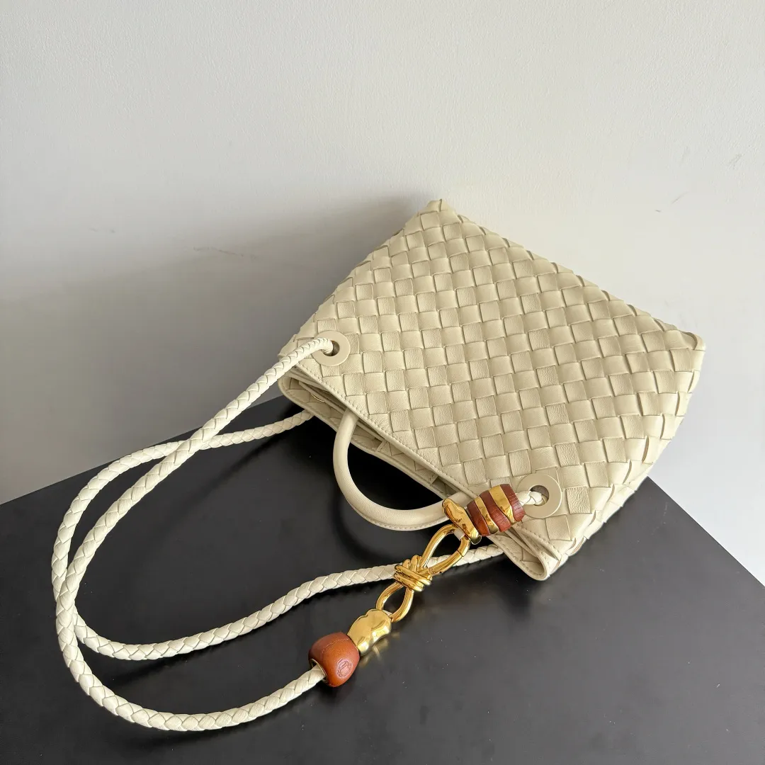 The new Andiamo batch of 3060 BV is shipped‼ ️The classic intercciato weaving process is used to create a soft bag, the metal knot is made of micro-cast aluminum using jewelry technology🪢, and the decorative beads are made of metal and hand-polished oak, allowing you to jump repeatedly between elegance and fun💃, making it unpredictable. Classic and versatile, it shows off your temperament, and the bag has a large capacity, making it very convenient for daily commuting! It has a variety of carrying methods, the shoulder straps can be adjusted by yourself, the original lambskin feels soft and delicate, and the unisex style breaks gender boundaries and brings a more practical and long-lasting use experience. The Andiamo, which has both elegant and casual styles, perfectly interprets the "fashionable old money style". Style number: 743568+wood hardware Color: Ice cream Size: 25*22*10.5cm